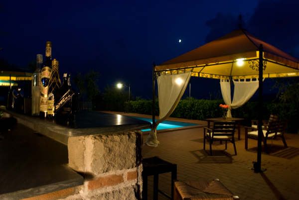 PISCINA COL BAR NOTTURNO